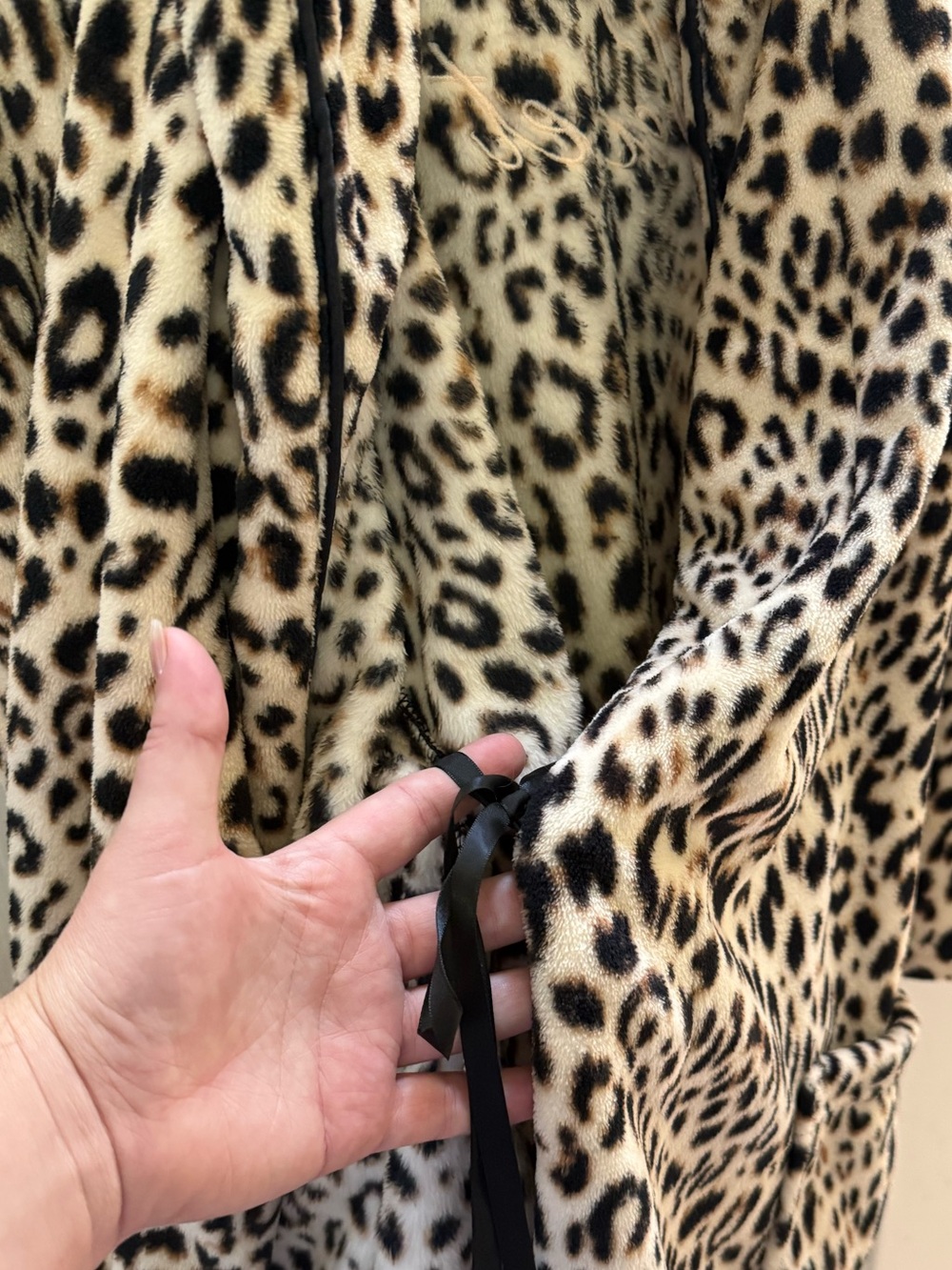Victoria's Secret Plush Leopard-Print Robe - Cream & Black - Picture 3 of 4